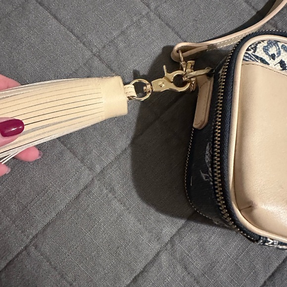 Spartina 449 Beryl Crossbody Oyster Factory - Picture 2 of 8